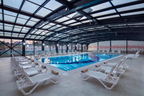 Бассейн в Aydinbey Queen's Palace & Spa - Ultra All Inclusive или поблизости