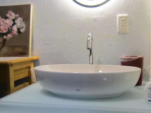 un évier blanc avec un robinet sur un comptoir dans l'établissement Minato Oasis Numazu - Vacation STAY 31031v, à Numazu
