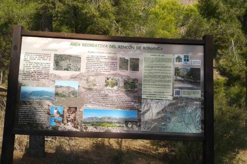 a sign on the side of a trail at Piso turístico hasta 3 dormitorios "La Gimena" in Orihuela