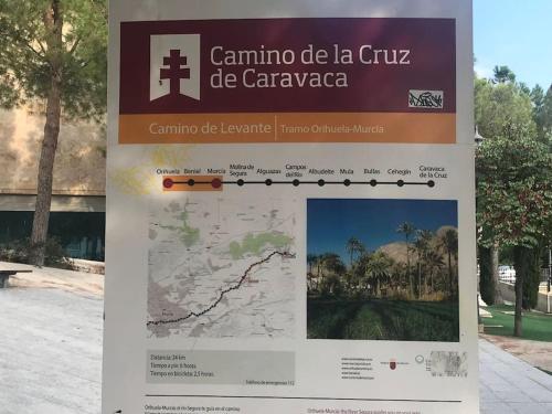 a sign for the cambino de la cruz de caraza at Piso turístico hasta 3 dormitorios "La Gimena" in Orihuela