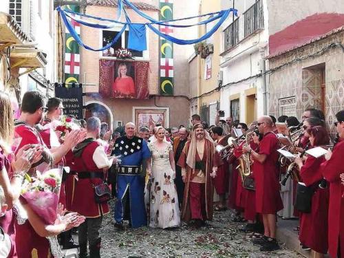 a group of people standing in a street with music at Piso turístico hasta 3 dormitorios "La Gimena" in Orihuela