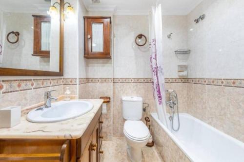 a bathroom with a sink and a toilet and a tub at Piso turístico completo La Gimena in Orihuela