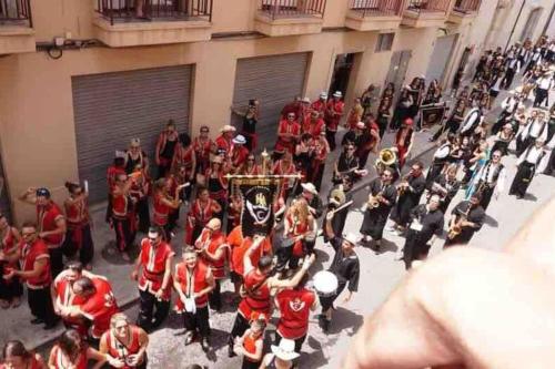 a group of people standing around a group of musicians at Piso turístico hasta 3 dormitorios "La Gimena" in Orihuela