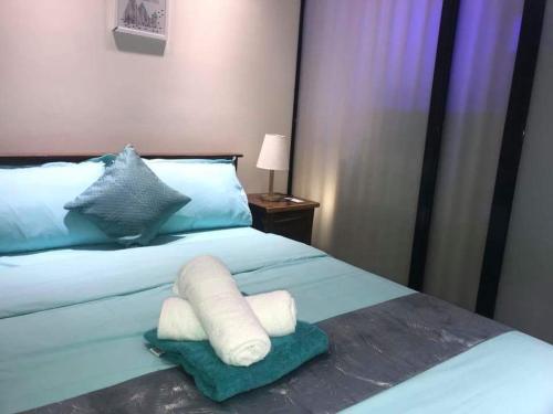 um quarto com uma cama com toalhas em Quiet and spacious condo wid fast internet connection with Netflix em Davao