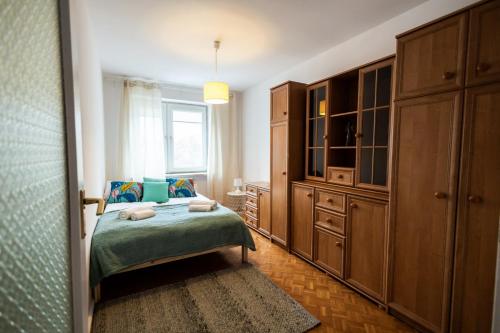 una camera con un letto e un grande armadio di Marynia by Rentoom a Toruń