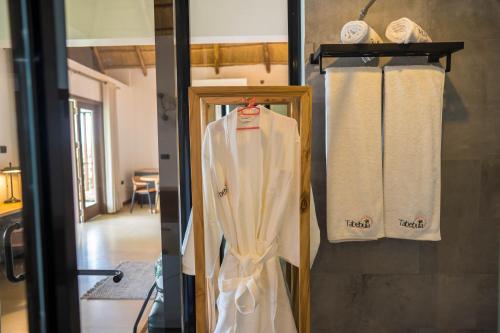 vestidor con albornoz y toallas en Tabebuia Spa and Safari Resort en Fort Portal