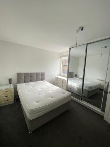 Lova arba lovos apgyvendinimo įstaigoje Remarkable 1-Bed Apartment in Putney Village