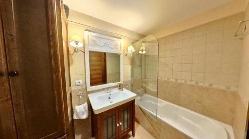 Ванная комната в Villa R´Arco - tucasaenlospirineos