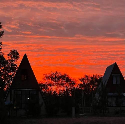 Matahari terbit atau terbenam yang dilihat dari chalet atau berdekatan
