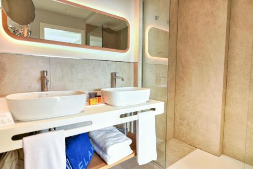 a bathroom with two sinks and a mirror at RELAXIA BEVERLY SUITES in Playa del Ingles