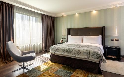 Llit o llits en una habitació de InterContinental Santiago, an IHG Hotel