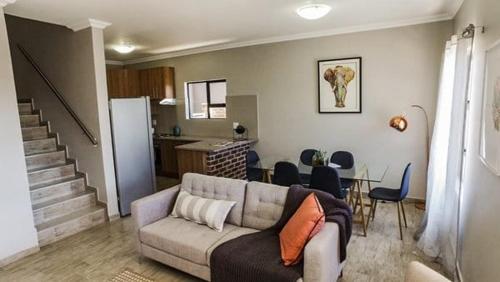 Pretoria的住宿－The View，客厅配有沙发和桌椅