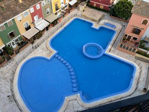- une vue sur la grande piscine bleue dans l'établissement Port Saplaya 3 Valencia, à Port Saplaya