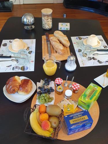 Saint-Ponsにあるle lorrainのたくさんの食べ物が置かれたテーブル