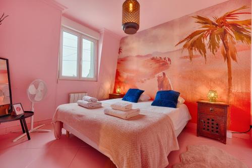 une chambre avec un lit avec des serviettes dessus dans l'établissement Desert de Ouarzazatte paris orly, à Vigneux-sur-Seine