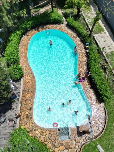 an overhead view of a swimming pool with people in it at Pousada Recanto dos Cisnes in Betim