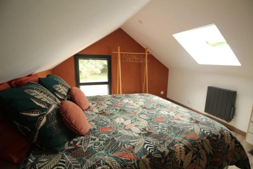 Ένα ή περισσότερα κρεβάτια σε δωμάτιο στο Gîte Les Séquoias avec piscine et sauna à 1h de Paris