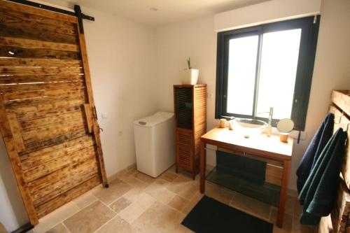 Ένα μπάνιο στο Gîte Les Séquoias avec piscine et sauna à 1h de Paris