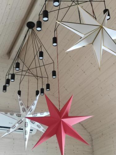 a cluster of stars hanging from a ceiling at Ślusarnia-domek z sauną i balią nad jeziorem, Kaszuby in Żuromino