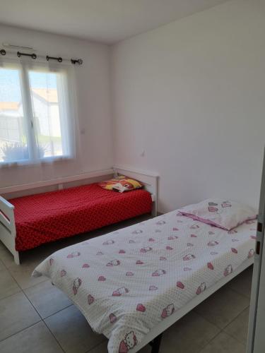 une chambre avec un lit et une fenêtre dans l'établissement Chambre Relax Détente, à Vairé