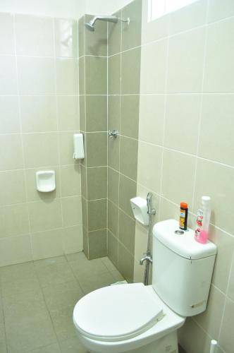 a bathroom with a toilet and a shower at De’ Nuhir Homestay Teluk Senangin in Kampong Batu Tiga