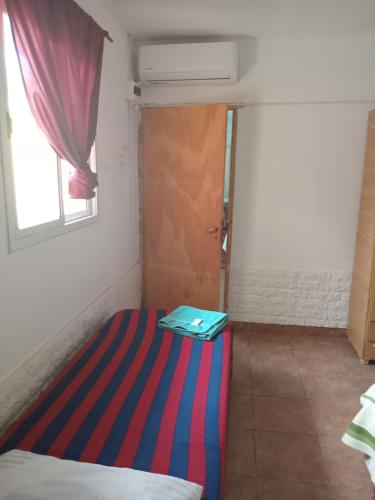 Tempat tidur dalam kamar di Flia Martínez alojamiento