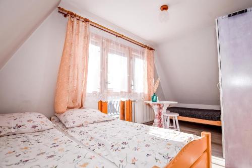 a bedroom with a bed and a window at Dom Wypoczynkowy u Ewy in Biały Dunajec