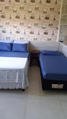 two beds sitting next to each other in a room at Flat Getsêmani Olímpia a 10min do Thermas dos Laranjais in Olímpia