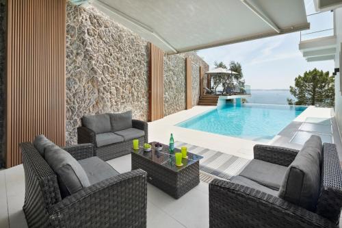 Driftwood Luxury Suite by WhiteDream Villas