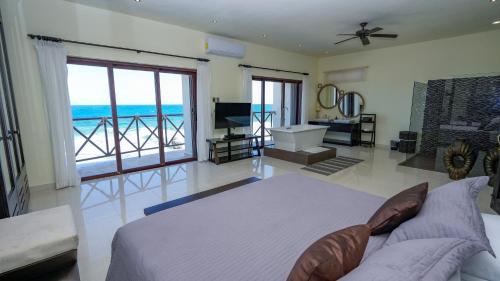 女人島的住宿－Casa Javi- Ocean Front located Mid Isla Mujeres，一间卧室配有一张床,享有海景