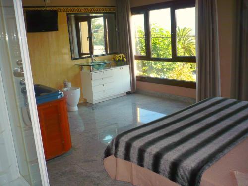 a bedroom with a bed and a window at Pensión Bos in Bergondo