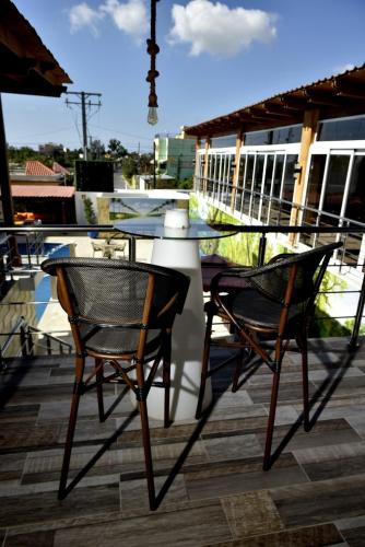 Ein Balkon oder eine Terrasse in der Unterkunft Halibut Hotel