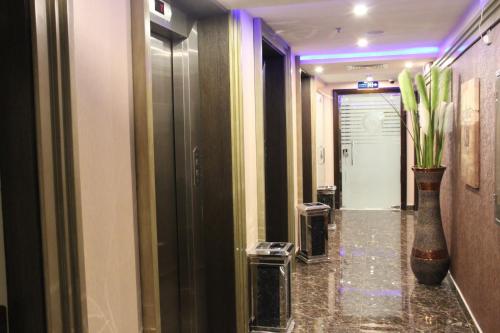 فندق الشهباء جده Al Shahba Jeddah tesisinde bir banyo
