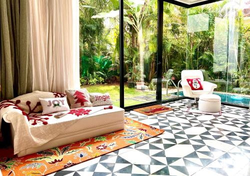 sala de estar con cama y ventana grande en Anjuna- Villa near Vagator beach with pvt pool, en Vagator