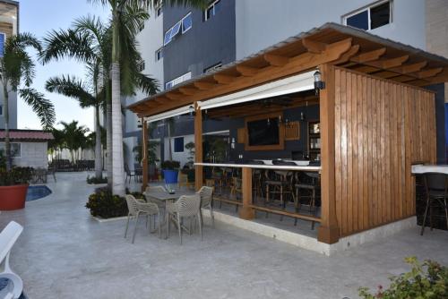 einem Pavillon mit einem Tisch und Stühlen vor einem Gebäude in der Unterkunft Halibut Hotel in La Romana