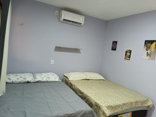 um quarto com duas camas num quarto em Chalé da Ana- com cozinha a 80 metros do Rio Preguiça em Barreirinhas