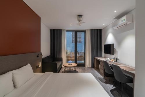 een hotelkamer met een bed en een bureau bij Linn Hotel Bac Giang in Bắc Giang