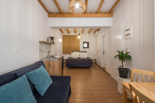 een woonkamer met een bank en een tafel bij Mariviky design apartment in Chania