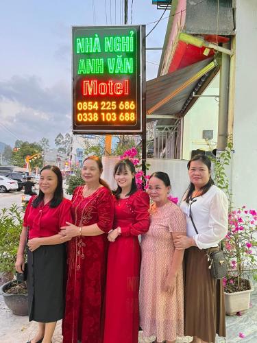 a group of women standing in front of a sign at NHÀ NGHỈ ANH VĂN in Dồng Văn