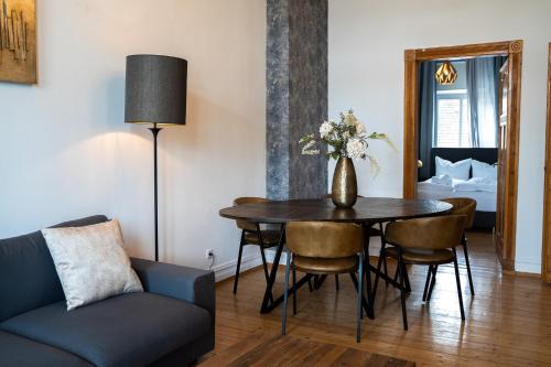 ein Wohnzimmer mit einem Tisch, Stühlen und einem Sofa in der Unterkunft JUNIK Apartments - Deine Cityapartments in Duisburg in Duisburg