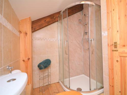 y baño con ducha, aseo y lavamanos. en 3 Bed in Bude HARVE, en Kilkhampton