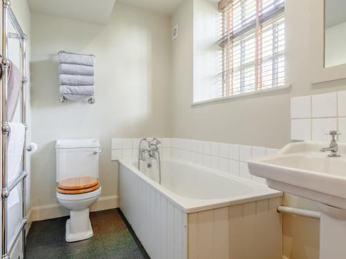 La salle de bains blanche est pourvue de toilettes et d'un lavabo. dans l'établissement 2 bed property in Axminster BLOLO, à Axminster