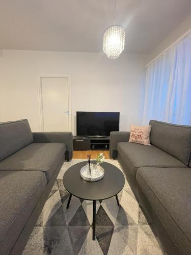 ein Wohnzimmer mit 2 Sofas und einem Couchtisch in der Unterkunft Pearl Apartment in Rovaniemi