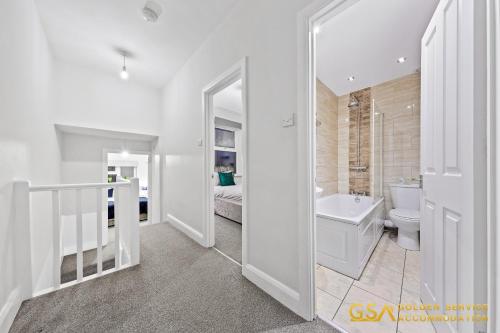 La salle de bains est pourvue d'une baignoire, de toilettes et d'un lavabo. dans l'établissement 3 Bed Home in Forest Gate - Waltham Forest, à Londres