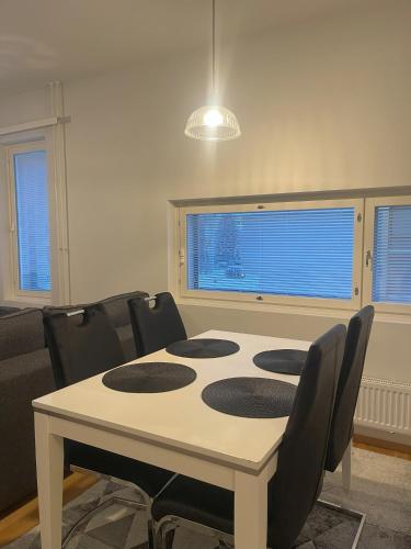 Zimmer mit einem Tisch, Stühlen und einem Sofa in der Unterkunft Pearl Apartment in Rovaniemi