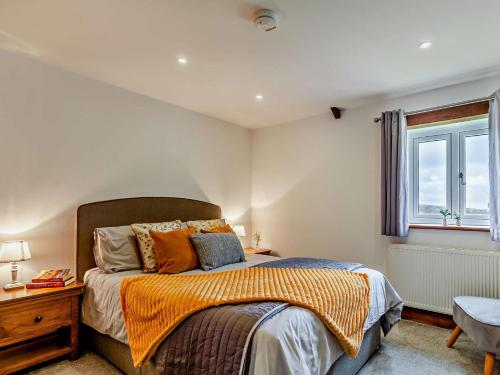 um quarto com uma cama e uma janela em 1 Bed in Hartland LINNE em Hartland