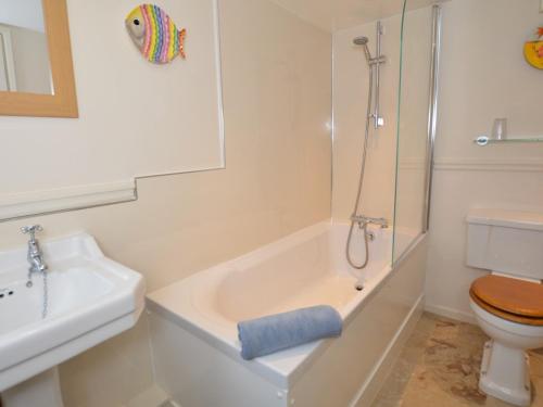 y baño con bañera, aseo y lavamanos. en 1 Bed in Frome St Quintin MANJE, en Frome Saint Quinton