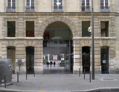 un bâtiment avec une porte devant lui dans l'établissement Appartement design avec terrasse, à Paris