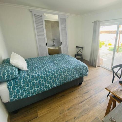 una camera con letto e pavimento in legno di 3 BDR Villa , unique in Swakopmund a Swakopmund