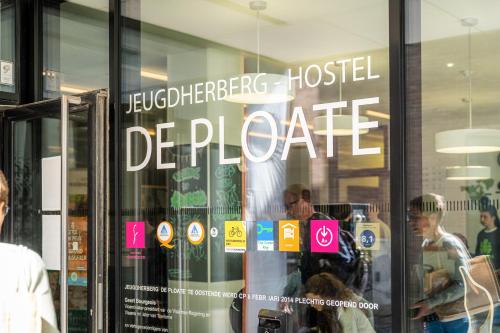 a store window with a sign that readshyde househibitedhibited debate at De Ploate Hostel in Ostend
